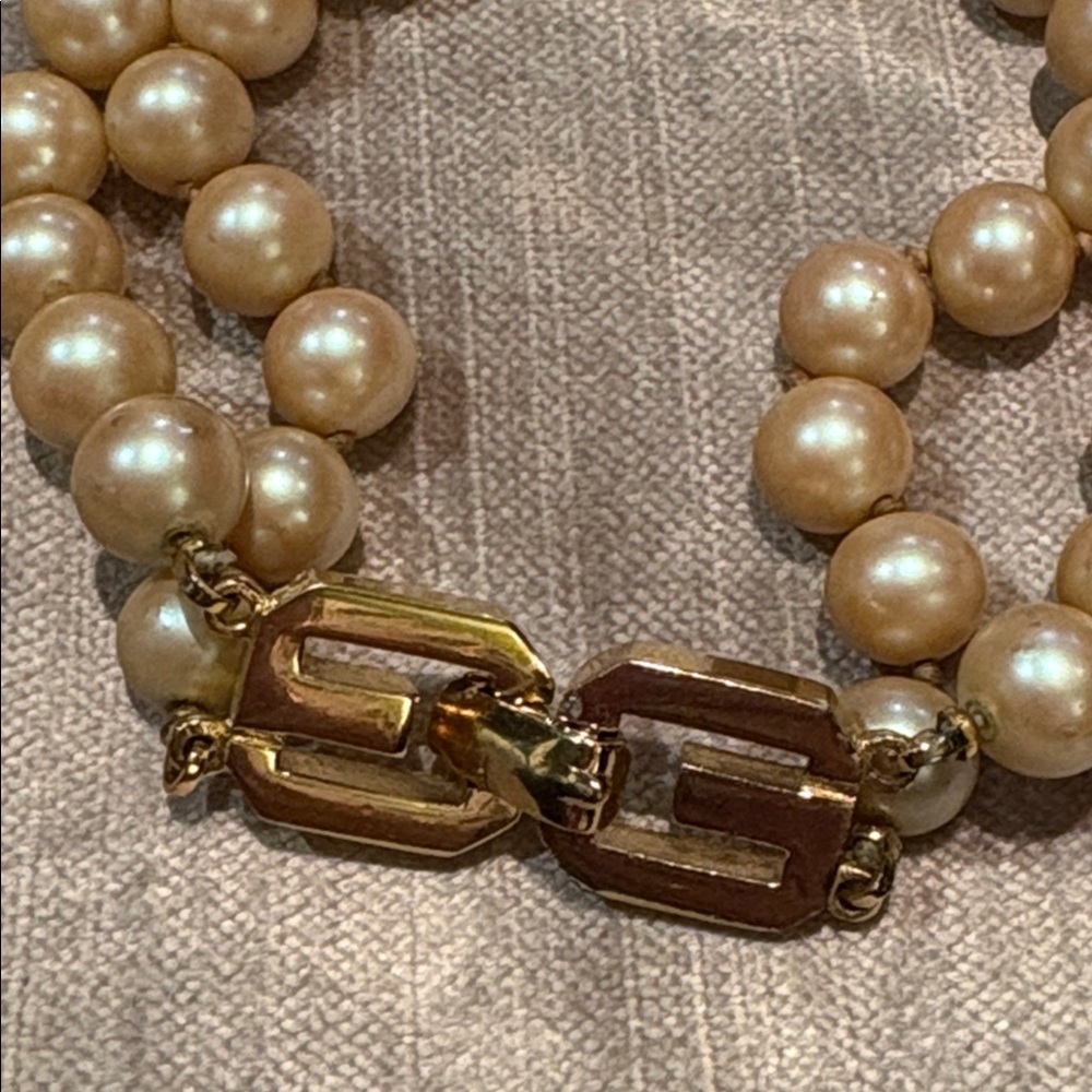 Givenchy 1977 Vintage Cream Pearl Bracelet with Gold Clasp 8.25” GG - Picture 8 of 8